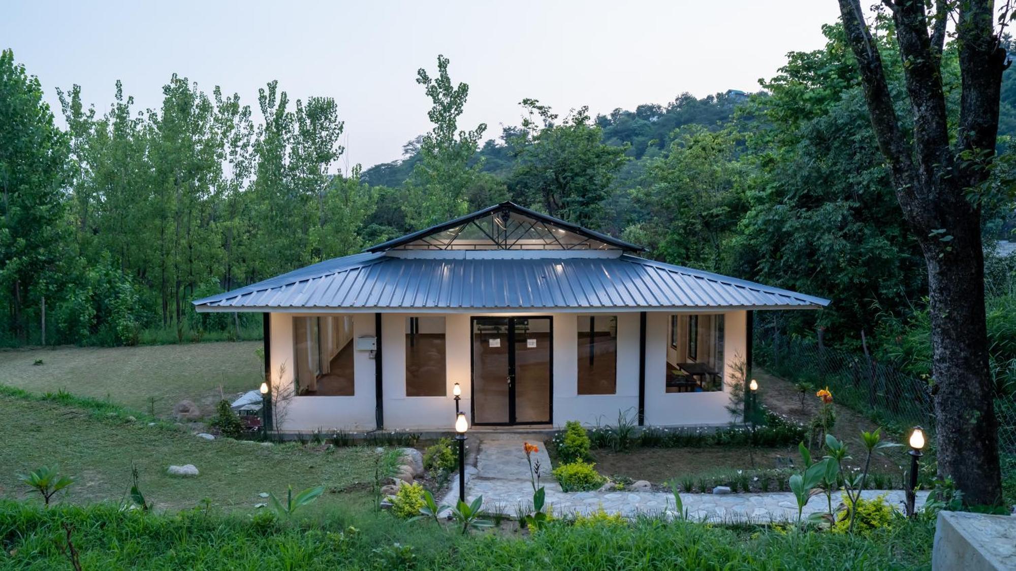 Dev Bhoomi Farms & Cottages Дхарамсала Екстериор снимка